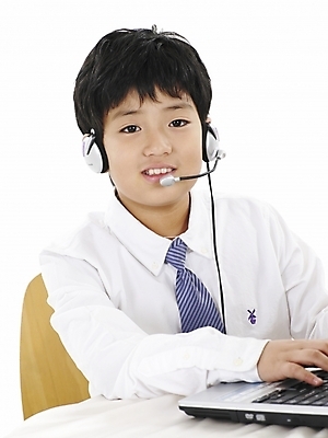 포토 JPG 스튜디오촬영 남자 초등학생 어린이 포즈 와이셔츠 의자 탁자 넥타이 실내 표정 한명 사람 동양인 소년 상반신 세로 노트북 컴퓨터 헤드셋 한국인 남자만 남자한명만 어린이만 소년만 소년한명만 국내포토 1 학생 잡화 음향기기 가구 셔츠 인종 내부 전자제품 헤드폰 파일형식