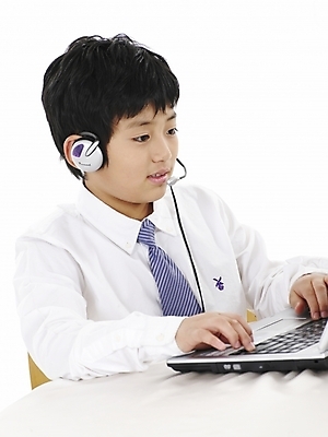 포토 JPG 스튜디오촬영 남자 초등학생 어린이 포즈 와이셔츠 의자 탁자 넥타이 실내 표정 한명 사람 동양인 소년 상반신 세로 노트북 컴퓨터 헤드셋 한국인 남자만 남자한명만 어린이만 소년만 소년한명만 국내포토 1 학생 잡화 음향기기 가구 셔츠 인종 내부 전자제품 헤드폰 파일형식