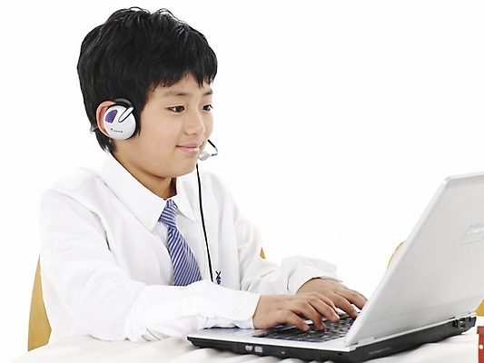 포토 JPG 스튜디오촬영 남자 초등학생 어린이 포즈 와이셔츠 의자 비즈니스 탁자 넥타이 실내 표정 한명 사람 동양인 소년 상반신 가로 노트북 컴퓨터 헤드셋 한국인 업무 작업실 남자만 남자한명만 어린이만 소년만 소년한명만 국내포토 1 학생 잡화 음향기기 가구 셔츠 인종 내부 전자제품 헤드폰 작업 파일형식