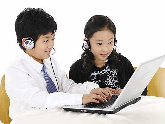 포토 JPG 스튜디오촬영 여자 남자 초등학생 어린이 포즈 와이셔츠 의자 탁자 넥타이 실내 표정 사람 동양인 소녀 소년 상반신 두명 가로 노트북 컴퓨터 헤드셋 한국인 어린이만 국내포토 학생 잡화 음향기기 가구 셔츠 인종 내부 전자제품 헤드폰 파일형식