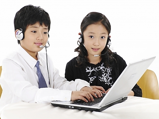 포토 JPG 스튜디오촬영 여자 남자 초등학생 어린이 포즈 와이셔츠 의자 탁자 넥타이 실내 표정 사람 동양인 소녀 소년 상반신 두명 가로 노트북 컴퓨터 헤드셋 한국인 어린이만 국내포토 학생 잡화 음향기기 가구 셔츠 인종 내부 전자제품 헤드폰 파일형식