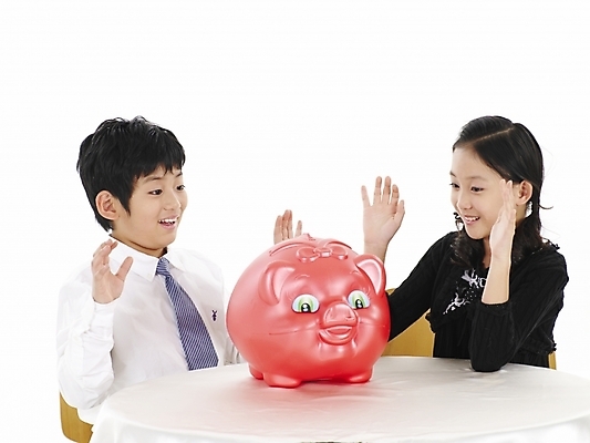 포토 JPG 스튜디오촬영 여자 남자 초등학생 어린이 포즈 와이셔츠 의자 탁자 넥타이 실내 표정 사람 동양인 소녀 소년 상반신 두명 가로 빨간색 저축 한국인 돼지저금통 저금통 절약 어린이만 국내포토 학생 잡화 컬러 가구 컨셉 셔츠 인종 내부 금융 파일형식