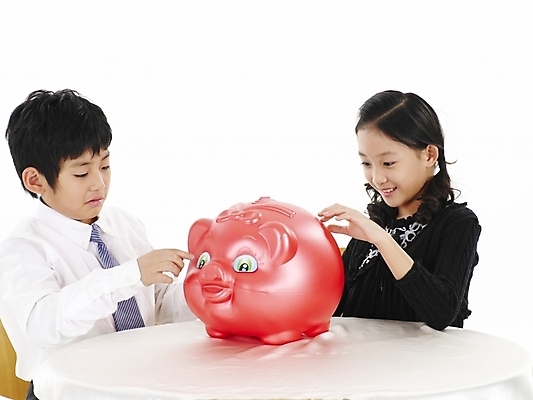 포토 JPG 스튜디오촬영 여자 남자 초등학생 어린이 포즈 와이셔츠 의자 탁자 넥타이 실내 표정 사람 동양인 소녀 소년 상반신 두명 가로 저축 한국인 돼지저금통 저금통 어린이만 국내포토 학생 잡화 가구 셔츠 인종 내부 금융 파일형식