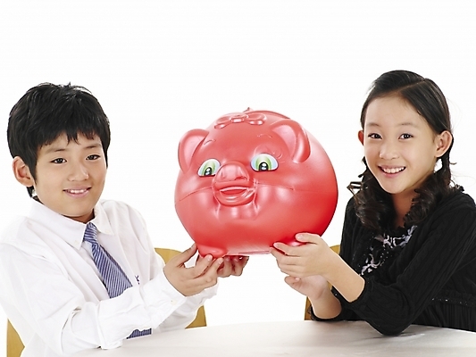 포토 JPG 스튜디오촬영 여자 남자 초등학생 어린이 포즈 와이셔츠 의자 탁자 넥타이 실내 표정 사람 동양인 소녀 소년 상반신 두명 가로 저축 한국인 돼지저금통 저금통 어린이만 국내포토 학생 잡화 가구 셔츠 인종 내부 금융 파일형식