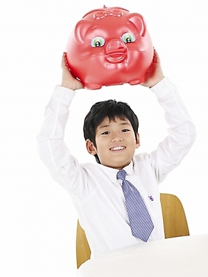 포토 JPG 스튜디오촬영 남자 초등학생 어린이 포즈 와이셔츠 의자 탁자 넥타이 실내 표정 한명 누끼 사람 동양인 소년 상반신 세로 저축 한국인 돼지저금통 저금통 남자만 남자한명만 어린이만 소년만 소년한명만 국내포토 1 학생 잡화 가구 셔츠 인종 내부 금융 파일형식