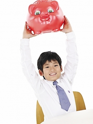 포토 JPG 스튜디오촬영 남자 초등학생 어린이 포즈 와이셔츠 의자 탁자 넥타이 실내 표정 한명 누끼 사람 동양인 소년 상반신 세로 저축 한국인 돼지저금통 저금통 남자만 남자한명만 어린이만 소년만 소년한명만 국내포토 1 학생 잡화 가구 셔츠 인종 내부 금융 파일형식