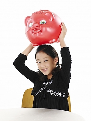 포토 JPG 스튜디오촬영 여자 초등학생 어린이 포즈 의자 탁자 실내 표정 한명 누끼 사람 동양인 소녀 상반신 세로 저축 한국인 돼지저금통 저금통 여자만 여자한명만 어린이만 소녀만 소녀한명만 국내포토 1 학생 가구 인종 내부 금융 파일형식