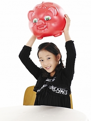 포토 JPG 스튜디오촬영 여자 초등학생 어린이 포즈 의자 탁자 실내 표정 한명 누끼 사람 동양인 소녀 상반신 세로 저축 한국인 돼지저금통 저금통 여자만 여자한명만 어린이만 소녀만 소녀한명만 국내포토 1 학생 가구 인종 내부 금융 파일형식