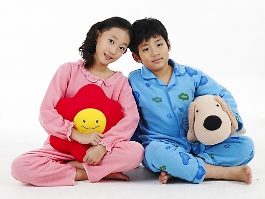 포토 JPG 스튜디오촬영 전신 여자 남자 초등학생 어린이 인형 분홍색 포즈 쿠션 실내 표정 누끼 사람 동양인 소녀 소년 두명 가로 빨간색 초록색 파란색 노란색 잠옷 한국인 어린이만 국내포토 학생 옷 컬러 인종 내부 파일형식