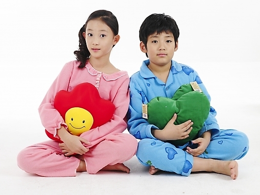 포토 JPG 스튜디오촬영 전신 여자 남자 초등학생 어린이 분홍색 포즈 쿠션 실내 표정 누끼 사람 동양인 소녀 소년 두명 가로 빨간색 초록색 파란색 노란색 잠옷 한국인 어린이만 국내포토 학생 옷 컬러 인종 내부 파일형식