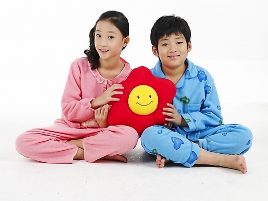 포토 JPG 스튜디오촬영 전신 여자 남자 초등학생 어린이 분홍색 포즈 쿠션 실내 표정 누끼 사람 동양인 소녀 소년 두명 가로 빨간색 초록색 파란색 노란색 잠옷 한국인 어린이만 국내포토 학생 옷 컬러 인종 내부 파일형식