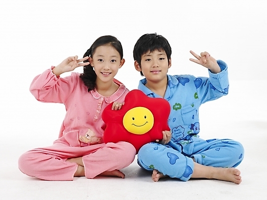 포토 JPG 스튜디오촬영 전신 여자 남자 초등학생 어린이 분홍색 포즈 쿠션 실내 표정 누끼 사람 동양인 소녀 소년 두명 가로 빨간색 초록색 파란색 노란색 잠옷 한국인 어린이만 국내포토 학생 옷 컬러 인종 내부 파일형식