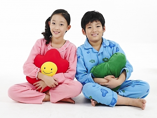 포토 JPG 스튜디오촬영 전신 여자 남자 초등학생 어린이 분홍색 포즈 쿠션 실내 표정 누끼 사람 동양인 소녀 소년 두명 가로 빨간색 초록색 파란색 노란색 잠옷 한국인 어린이만 국내포토 학생 옷 컬러 인종 내부 파일형식