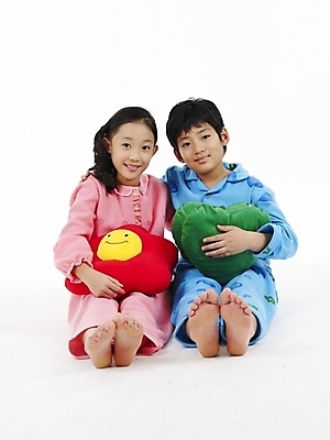 포토 JPG 스튜디오촬영 전신 여자 남자 초등학생 어린이 분홍색 포즈 쿠션 실내 표정 누끼 사람 동양인 소녀 소년 두명 빨간색 세로 초록색 파란색 노란색 잠옷 한국인 어린이만 국내포토 학생 옷 컬러 인종 내부 파일형식