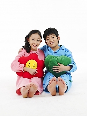 포토 JPG 스튜디오촬영 전신 여자 남자 초등학생 어린이 분홍색 포즈 쿠션 실내 표정 누끼 사람 동양인 소녀 소년 두명 빨간색 세로 초록색 파란색 노란색 잠옷 저축 한국인 돼지저금통 저금통 절약 어린이만 국내포토 학생 옷 컬러 컨셉 인종 내부 금융 파일형식