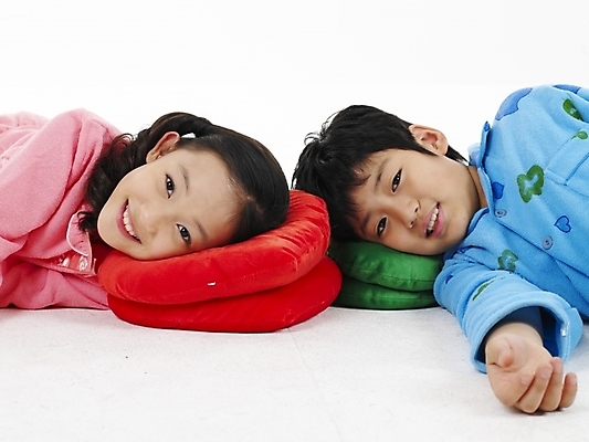 포토 JPG 스튜디오촬영 여자 남자 초등학생 어린이 분홍색 포즈 쿠션 베개 실내 표정 사람 동양인 소녀 소년 상반신 두명 가로 빨간색 초록색 파란색 잠옷 한국인 어린이만 국내포토 학생 옷 컬러 침구 인종 내부 파일형식