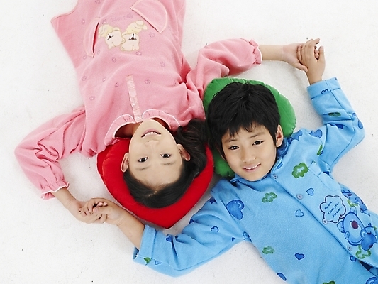 포토 JPG 스튜디오촬영 여자 남자 초등학생 어린이 분홍색 포즈 쿠션 베개 실내 표정 사람 동양인 소녀 소년 상반신 두명 가로 빨간색 초록색 파란색 하이앵글 잠옷 한국인 어린이만 국내포토 학생 옷 뷰포인트 컬러 침구 인종 내부 파일형식