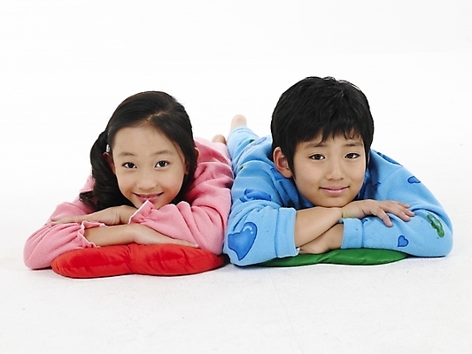 포토 JPG 스튜디오촬영 여자 남자 초등학생 어린이 분홍색 포즈 쿠션 베개 실내 표정 누끼 사람 동양인 소녀 소년 상반신 두명 가로 빨간색 초록색 파란색 잠옷 한국인 어린이만 국내포토 학생 옷 컬러 침구 인종 내부 파일형식