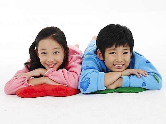 포토 JPG 스튜디오촬영 여자 남자 초등학생 어린이 엎드리기 분홍색 포즈 쿠션 실내 표정 누끼 사람 동양인 소녀 소년 상반신 두명 가로 파란색 잠옷 한국인 어린이만 국내포토 학생 옷 컬러 모션 인종 내부 파일형식