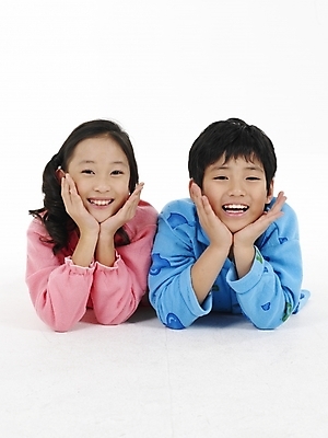 포토 JPG 스튜디오촬영 여자 남자 초등학생 어린이 엎드리기 분홍색 포즈 실내 표정 누끼 사람 동양인 소녀 소년 상반신 두명 세로 파란색 잠옷 한국인 어린이만 국내포토 학생 옷 컬러 모션 인종 내부 파일형식