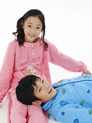 포토 JPG 스튜디오촬영 여자 남자 초등학생 어린이 분홍색 포즈 실내 표정 사람 동양인 소녀 소년 상반신 두명 세로 파란색 잠옷 한국인 어린이만 국내포토 학생 옷 컬러 인종 내부 파일형식