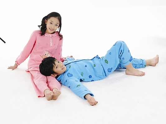 포토 JPG 스튜디오촬영 전신 여자 남자 초등학생 어린이 분홍색 포즈 실내 표정 누끼 사람 동양인 소녀 소년 두명 가로 파란색 눕기 잠옷 한국인 어린이만 국내포토 학생 옷 컬러 모션 인종 내부 파일형식