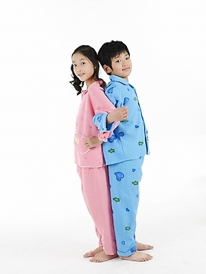 포토 JPG 스튜디오촬영 전신 여자 남자 초등학생 어린이 분홍색 포즈 실내 표정 누끼 사람 동양인 소녀 소년 두명 세로 파란색 잠옷 한국인 어린이만 국내포토 학생 옷 컬러 인종 내부 파일형식