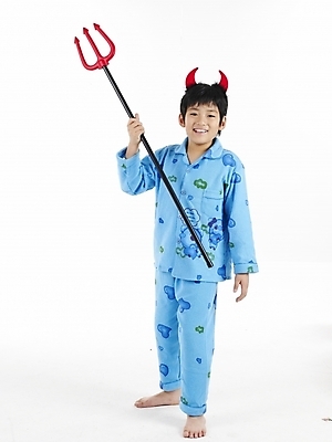 포토 JPG 스튜디오촬영 전신 남자 초등학생 어린이 포즈 뿔 실내 표정 한명 누끼 사람 동양인 소년 세로 파란색 잠옷 한국인 악마 삼지창 남자만 남자한명만 어린이만 소년만 소년한명만 국내포토 1 학생 옷 창 컬러 인종 내부 파일형식