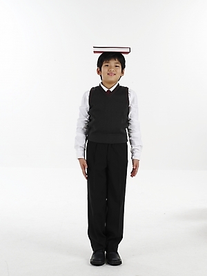 포토 JPG 스튜디오촬영 전신 남자 교복 초등학생 어린이 포즈 실내 표정 한명 누끼 사람 동양인 소년 책 세로 한국인 남자만 남자한명만 어린이만 소년만 소년한명만 국내포토 1 학생 옷 인종 내부 파일형식