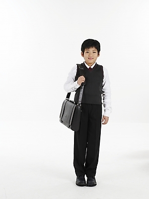 포토 JPG 스튜디오촬영 전신 남자 교복 초등학생 어린이 포즈 가방 책가방 실내 표정 한명 누끼 사람 동양인 소년 세로 한국인 남자만 남자한명만 어린이만 소년만 소년한명만 국내포토 1 학생 잡화 옷 인종 내부 파일형식