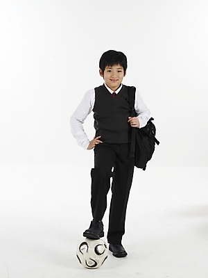 포토 JPG 스튜디오촬영 전신 남자 교복 초등학생 어린이 포즈 가방 축구공 공 책가방 실내 표정 한명 누끼 사람 동양인 소년 세로 한국인 남자만 남자한명만 어린이만 소년만 소년한명만 국내포토 1 학생 잡화 옷 축구용품 인종 내부 파일형식