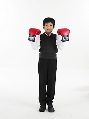 포토 JPG 스튜디오촬영 전신 남자 교복 초등학생 어린이 포즈 실내 표정 한명 누끼 사람 동양인 소년 빨간색 세로 한국인 글러브 권투글러브 남자만 남자한명만 어린이만 소년만 소년한명만 국내포토 1 학생 옷 스포츠용품 컬러 장갑 인종 내부 파일형식