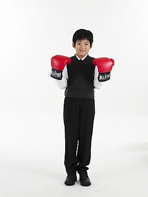 포토 JPG 스튜디오촬영 전신 남자 교복 초등학생 어린이 포즈 실내 표정 한명 누끼 사람 동양인 소년 빨간색 세로 한국인 글러브 권투글러브 남자만 남자한명만 어린이만 소년만 소년한명만 국내포토 1 학생 옷 스포츠용품 컬러 장갑 인종 내부 파일형식