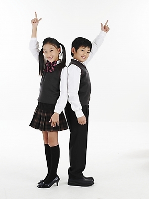 포토 JPG 스튜디오촬영 전신 여자 남자 교복 초등학생 어린이 포즈 실내 표정 누끼 사람 동양인 소녀 소년 두명 세로 친구 한국인 어린이만 국내포토 가위손 학생 옷 관계 인종 손짓 내부 파일형식