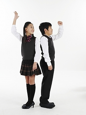 포토 JPG 스튜디오촬영 전신 여자 남자 교복 초등학생 어린이 포즈 실내 표정 누끼 사람 동양인 소녀 소년 두명 세로 한국인 가위바위보 어린이만 국내포토 바위손 학생 옷 놀이 인종 손짓 내부 파일형식