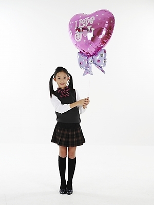 포토 JPG 스튜디오촬영 전신 여자 교복 초등학생 어린이 분홍색 포즈 실내 표정 한명 누끼 사람 동양인 소녀 세로 한국인 생일파티 하트풍선 풍선 여자만 여자한명만 어린이만 소녀만 소녀한명만 국내포토 1 학생 옷 컬러 인종 내부 하트 생일 파일형식