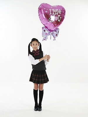 포토 JPG 스튜디오촬영 전신 여자 교복 초등학생 어린이 분홍색 포즈 실내 표정 한명 누끼 사람 동양인 소녀 이벤트 세로 파티 한국인 하트풍선 풍선 여자만 여자한명만 어린이만 소녀만 소녀한명만 국내포토 1 학생 옷 컬러 인종 내부 하트 파일형식