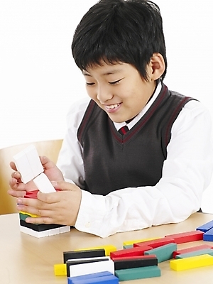 포토 JPG 스튜디오촬영 남자 초등학생 어린이 포즈 놀이 탁자 실내 표정 한명 사람 동양인 근접촬영 소년 상반신 세로 한국인 게임 보드게임 젠가 남자만 남자한명만 어린이만 소년만 소년한명만 국내포토 1 학생 뷰포인트 가구 인종 내부 놀이용품 파일형식