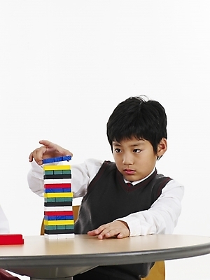 포토 JPG 스튜디오촬영 남자 초등학생 어린이 포즈 놀이 실내 표정 한명 사람 동양인 소년 상반신 세로 한국인 게임 보드게임 젠가 남자만 남자한명만 어린이만 소년만 소년한명만 국내포토 1 학생 인종 내부 놀이용품 파일형식