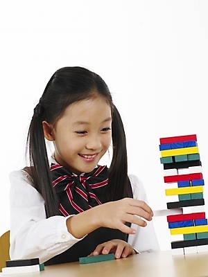 포토 JPG 스튜디오촬영 여자 초등학생 어린이 포즈 놀이 탁자 실내 표정 한명 미소 사람 동양인 소녀 상반신 세로 컬러풀 한국인 게임 보드게임 젠가 여자만 여자한명만 어린이만 소녀만 소녀한명만 국내포토 1 학생 컬러 가구 인종 내부 놀이용품 파일형식