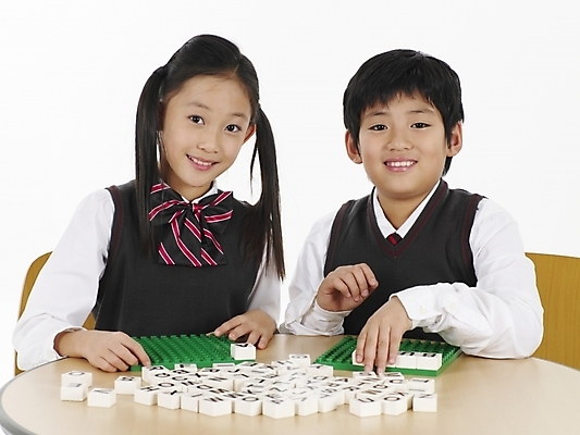 포토 JPG 스튜디오촬영 문자 기호 알파벳 여자 남자 초등학생 어린이 포즈 놀이 실내 표정 사람 동양인 소녀 소년 상반신 두명 가로 초록색 장난감 한국인 게임 레고 어린이만 국내포토 학생 영어 컬러 인종 내부 파일형식