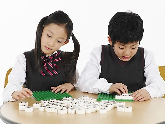 포토 JPG 스튜디오촬영 문자 기호 알파벳 여자 남자 초등학생 어린이 포즈 놀이 실내 표정 사람 동양인 소녀 소년 상반신 두명 가로 초록색 장난감 한국인 게임 레고 어린이만 국내포토 학생 영어 컬러 인종 내부 파일형식