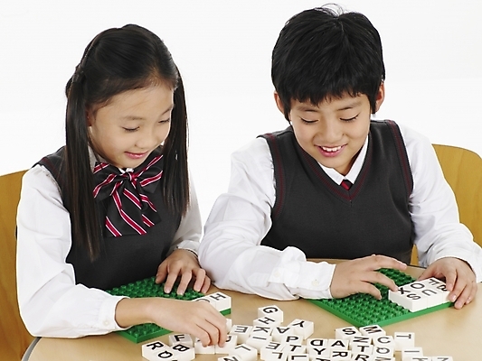 포토 JPG 스튜디오촬영 문자 기호 알파벳 여자 남자 초등학생 어린이 포즈 놀이 실내 표정 사람 동양인 소녀 소년 상반신 두명 가로 초록색 장난감 한국인 게임 레고 어린이만 국내포토 학생 영어 컬러 인종 내부 파일형식