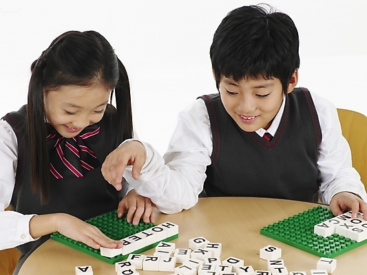 포토 JPG 스튜디오촬영 문자 기호 알파벳 여자 남자 초등학생 어린이 포즈 놀이 실내 표정 사람 동양인 소녀 소년 상반신 두명 가로 초록색 장난감 한국인 게임 레고 어린이만 국내포토 학생 영어 컬러 인종 내부 파일형식