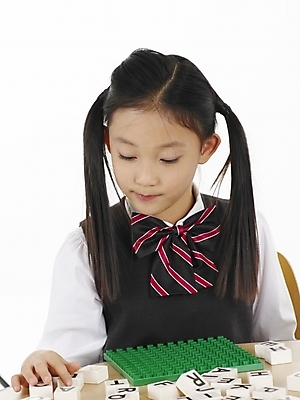 포토 JPG 스튜디오촬영 문자 기호 알파벳 영어 여자 초등학생 어린이 포즈 놀이 탁자 실내 표정 한명 사람 동양인 소녀 상반신 세로 초록색 장난감 한국인 게임 레고 여자만 여자한명만 어린이만 소녀만 소녀한명만 국내포토 1 학생 컬러 가구 인종 내부 파일형식