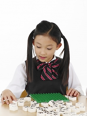 포토 JPG 스튜디오촬영 문자 기호 알파벳 여자 초등학생 어린이 포즈 놀이 실내 표정 한명 사람 동양인 소녀 상반신 세로 초록색 장난감 한국인 게임 레고 여자만 여자한명만 어린이만 소녀만 소녀한명만 국내포토 1 학생 영어 컬러 인종 내부 파일형식