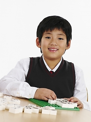 포토 JPG 스튜디오촬영 문자 기호 알파벳 남자 초등학생 어린이 포즈 놀이 실내 표정 한명 사람 동양인 소년 상반신 세로 초록색 장난감 한국인 게임 레고 남자만 남자한명만 어린이만 소년만 소년한명만 국내포토 1 학생 영어 컬러 인종 내부 파일형식