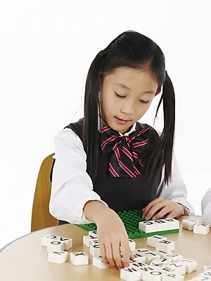 포토 JPG 스튜디오촬영 문자 기호 알파벳 여자 초등학생 어린이 포즈 놀이 실내 표정 한명 사람 동양인 소녀 상반신 세로 장난감 한국인 게임 레고 여자만 여자한명만 어린이만 소녀만 소녀한명만 국내포토 1 학생 영어 인종 내부 파일형식