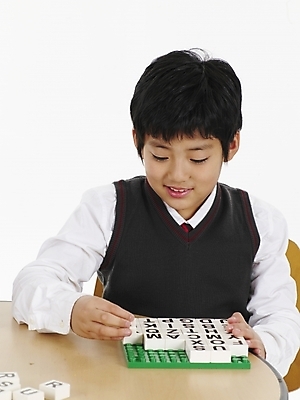 포토 JPG 스튜디오촬영 문자 기호 알파벳 남자 초등학생 어린이 포즈 놀이 실내 표정 한명 사람 동양인 소년 상반신 세로 초록색 장난감 한국인 게임 레고 남자만 남자한명만 어린이만 소년만 소년한명만 국내포토 1 학생 영어 컬러 인종 내부 파일형식