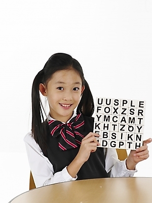 포토 JPG 스튜디오촬영 문자 기호 알파벳 영어 여자 초등학생 어린이 포즈 놀이 탁자 실내 표정 한명 사람 동양인 소녀 상반신 세로 장난감 한국인 게임 레고 여자만 여자한명만 어린이만 소녀만 소녀한명만 국내포토 1 학생 가구 인종 내부 파일형식